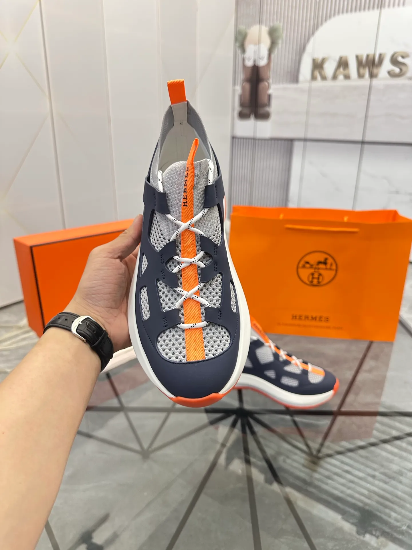 Men's shoes for sale 💰: 💰P660¥ High-end top quality Product trademark: Hermes *"Hermès*" low-top casual shoes Regular size: 38-45 (can be customized to 46) Product materials: upper imported first-layer cowhide stitched with original fabric, original rubber sheet, breathable lining, cowhide foot pads, original outsole. No.: 001